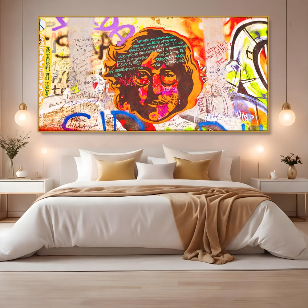 Tablou canvas cu tablou canvas cu john lennon si graffiti, in rama de aluminiu auriu, pe perete intr-un dormitor